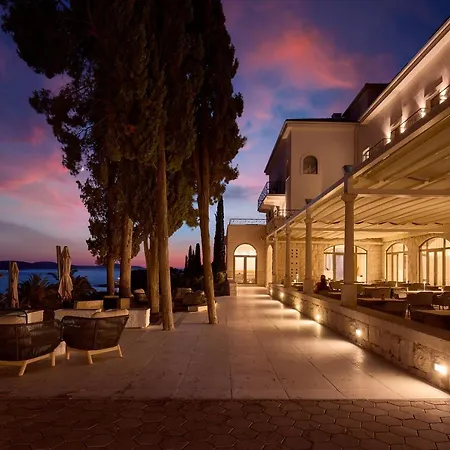 Moeesy, Blue & Oasis Hotel