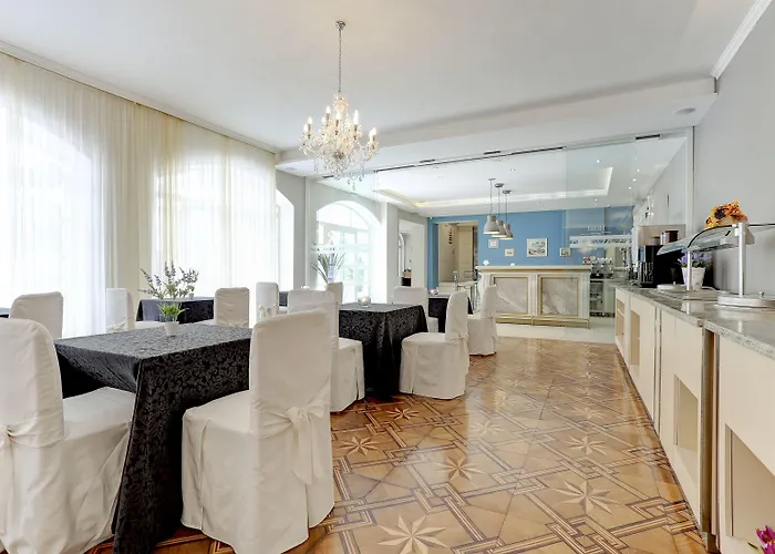 Moeesy, Blue & Oasis - Adults Only 5*