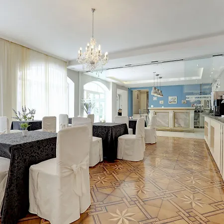 Moeesy, Blue & Oasis - Adults Only 5*